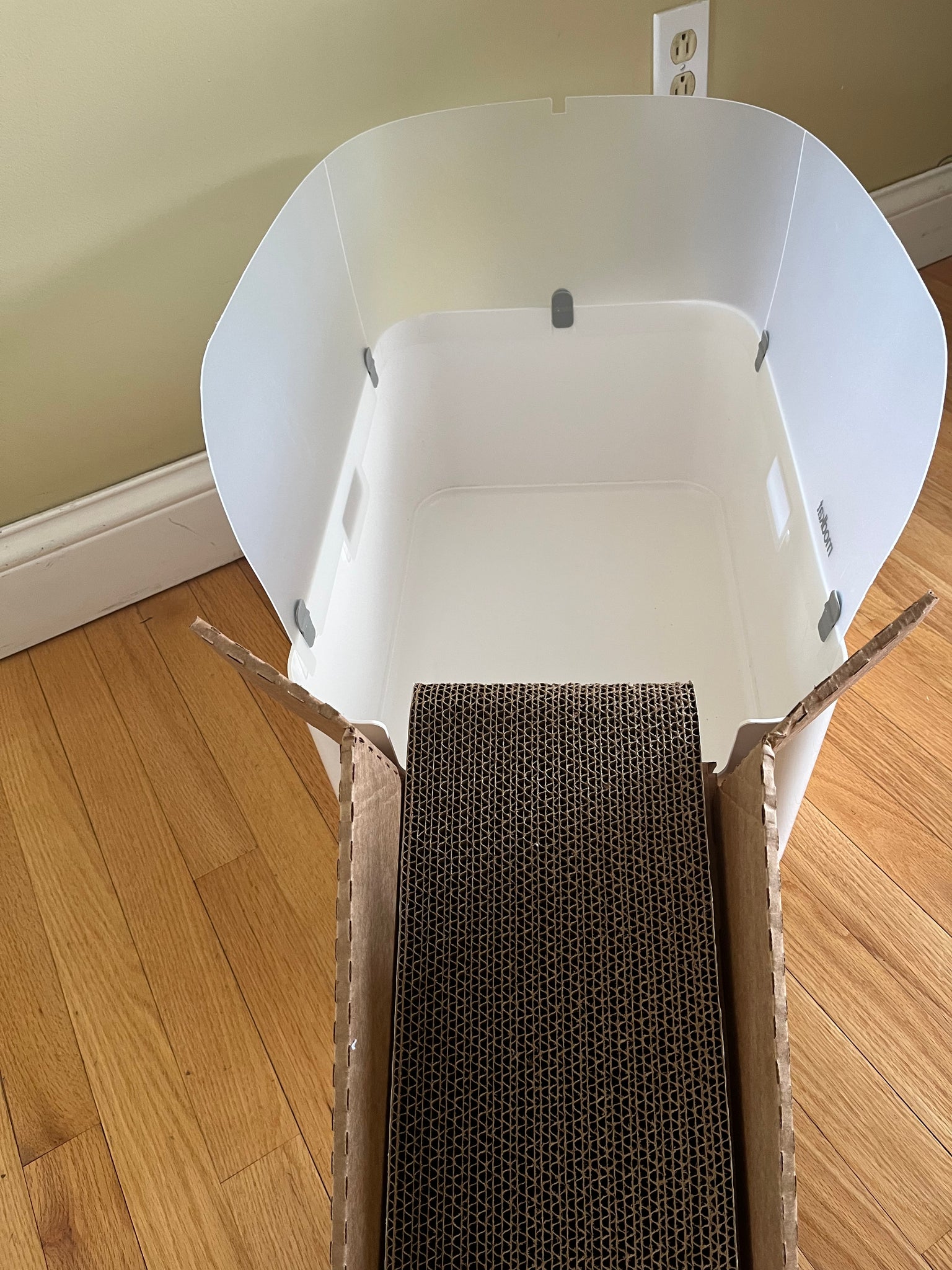 Purrfectly Clean Paws® AntiTracking, Scratcher, Cat Litter Box Ramp Simply Paws Design